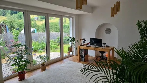 Schreibtisch im Arbeitszimmer von Kerstin Reichl mit Blick in den Garten